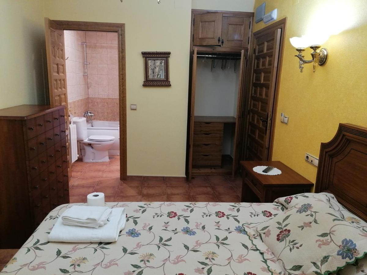 Apartamentos Turisticos Villa Y Corte Ampudia Екстер'єр фото