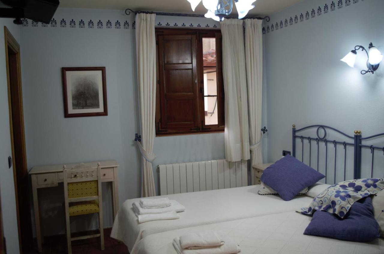 Apartamentos Turisticos Villa Y Corte Ampudia Екстер'єр фото