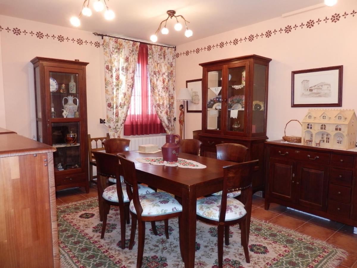 Apartamentos Turisticos Villa Y Corte Ampudia Екстер'єр фото