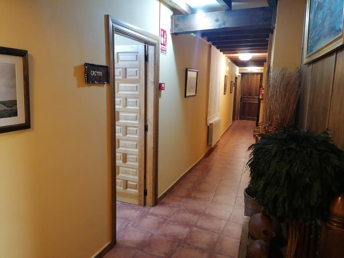 Apartamentos Turisticos Villa Y Corte Ampudia Екстер'єр фото