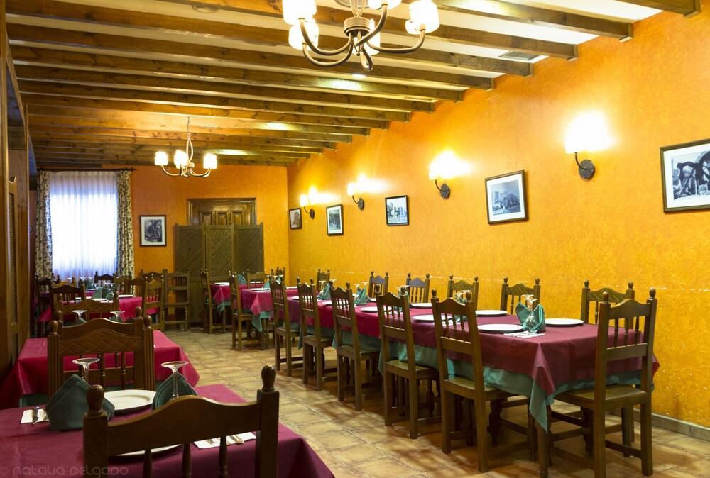 Apartamentos Turisticos Villa Y Corte Ampudia Екстер'єр фото
