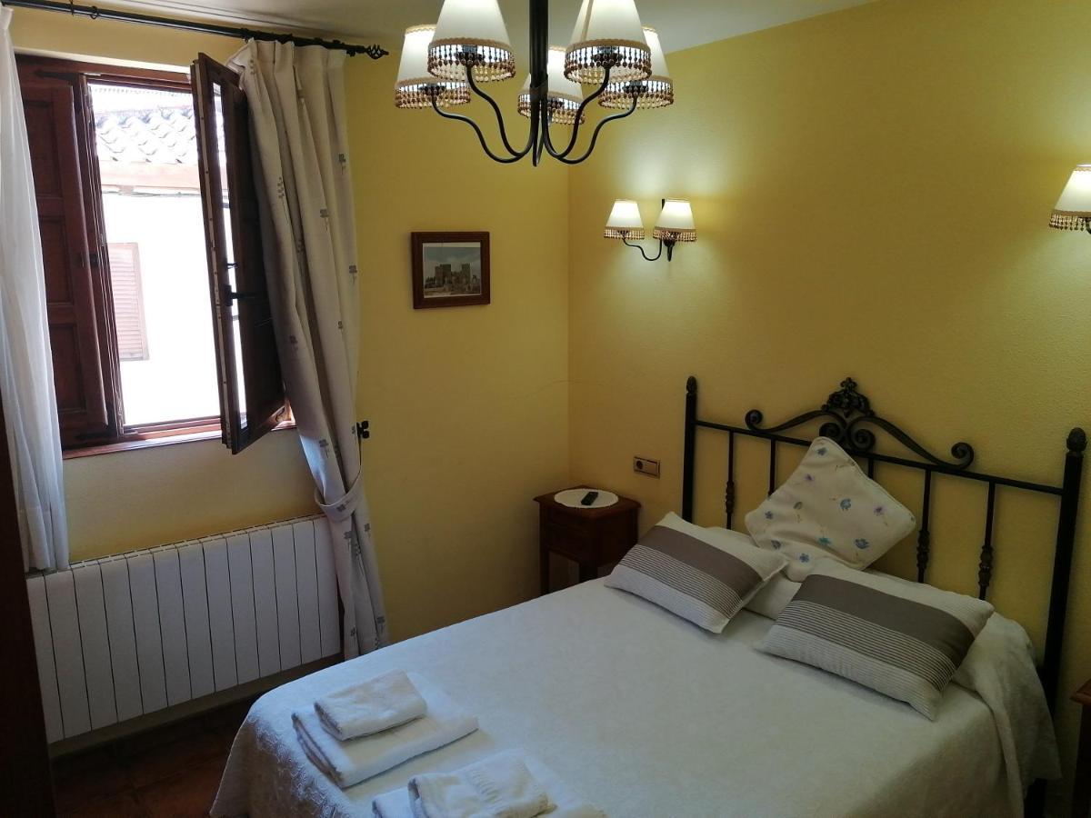 Apartamentos Turisticos Villa Y Corte Ampudia Екстер'єр фото