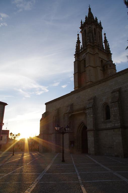 Apartamentos Turisticos Villa Y Corte Ampudia Екстер'єр фото
