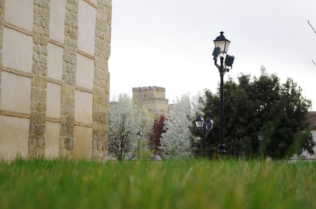 Apartamentos Turisticos Villa Y Corte Ampudia Екстер'єр фото