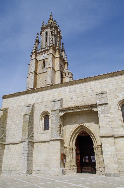 Apartamentos Turisticos Villa Y Corte Ampudia Екстер'єр фото