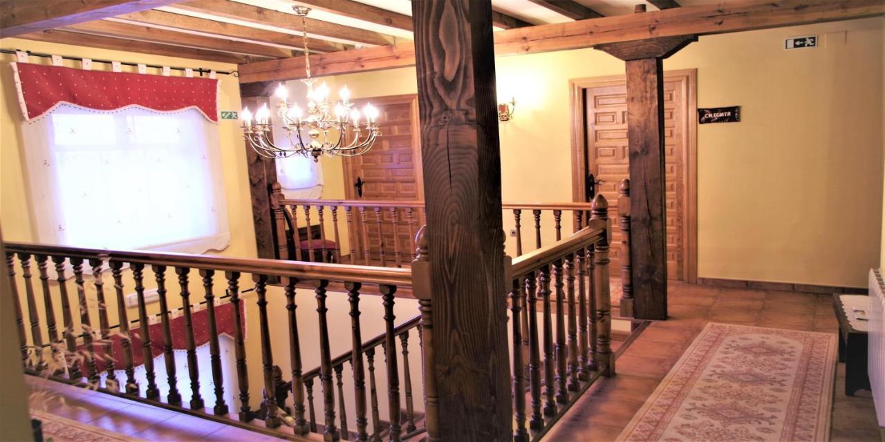 Apartamentos Turisticos Villa Y Corte Ampudia Екстер'єр фото