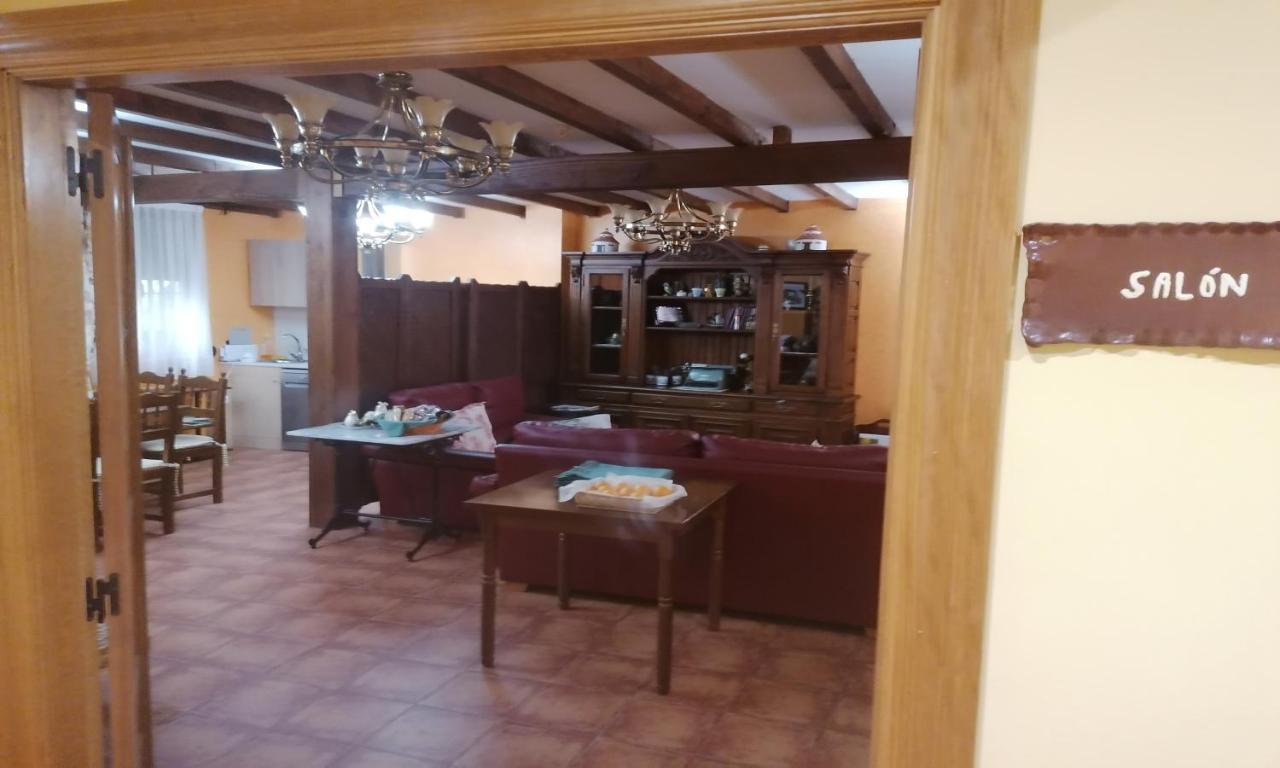 Apartamentos Turisticos Villa Y Corte Ampudia Екстер'єр фото