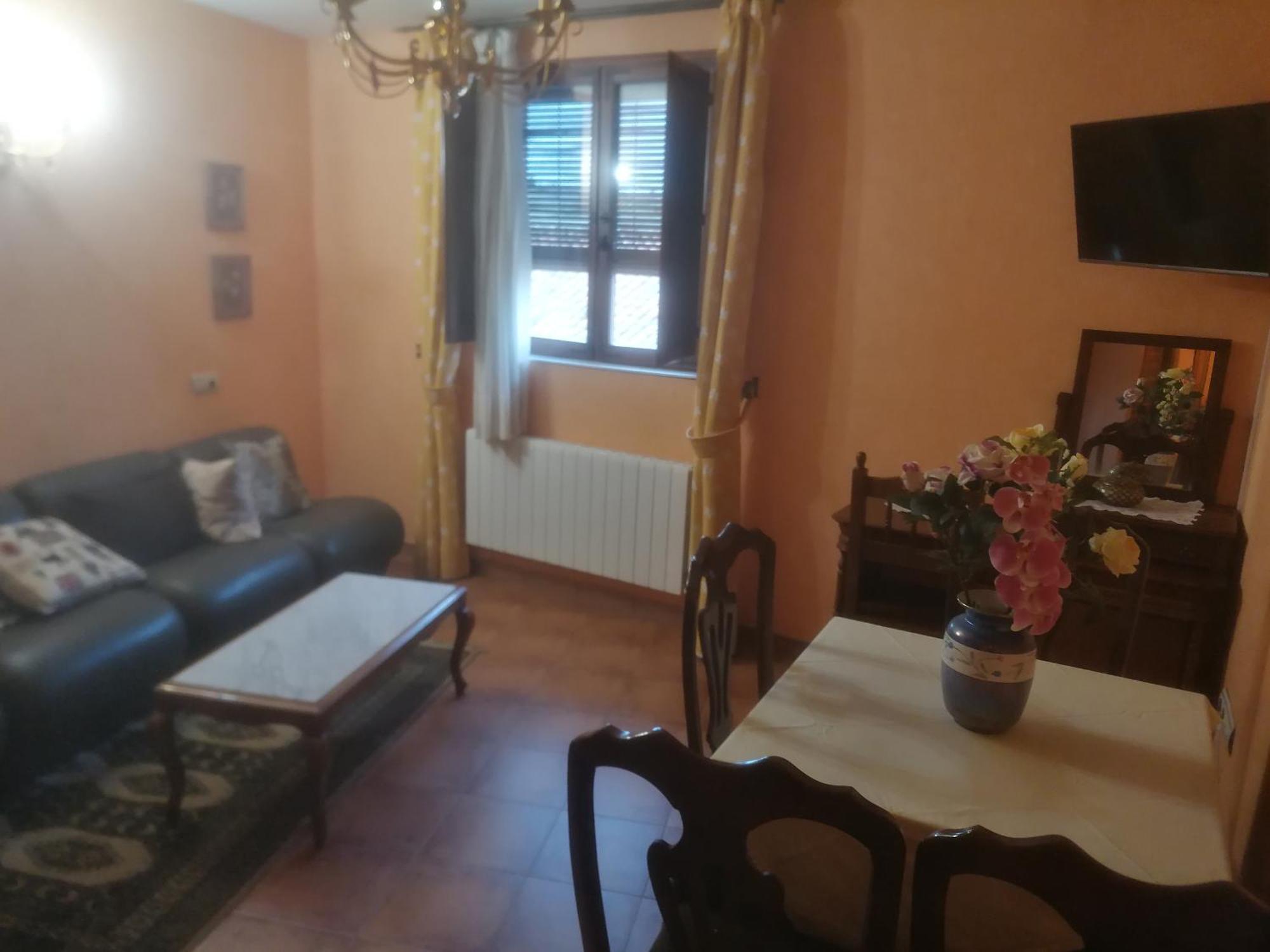 Apartamentos Turisticos Villa Y Corte Ampudia Екстер'єр фото