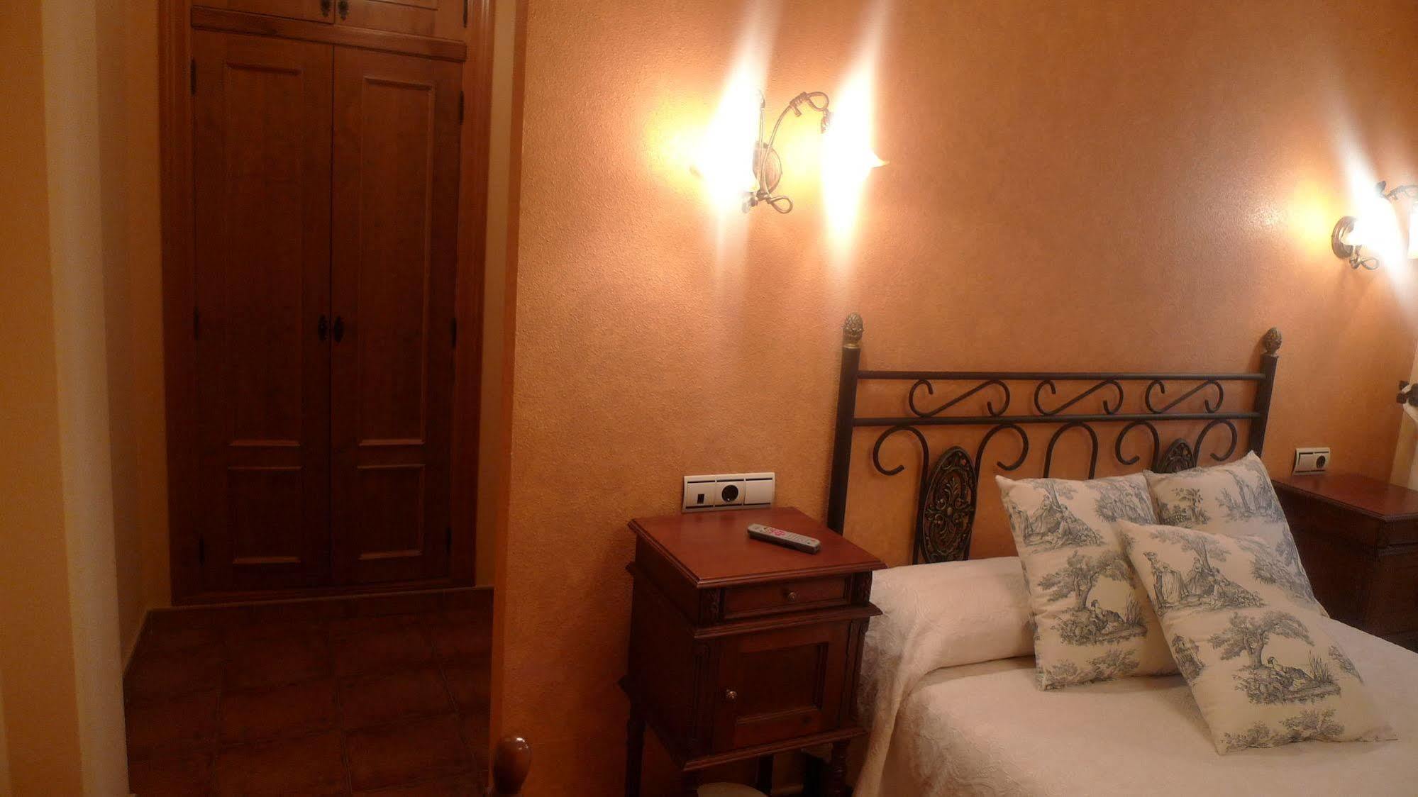 Apartamentos Turisticos Villa Y Corte Ampudia Екстер'єр фото
