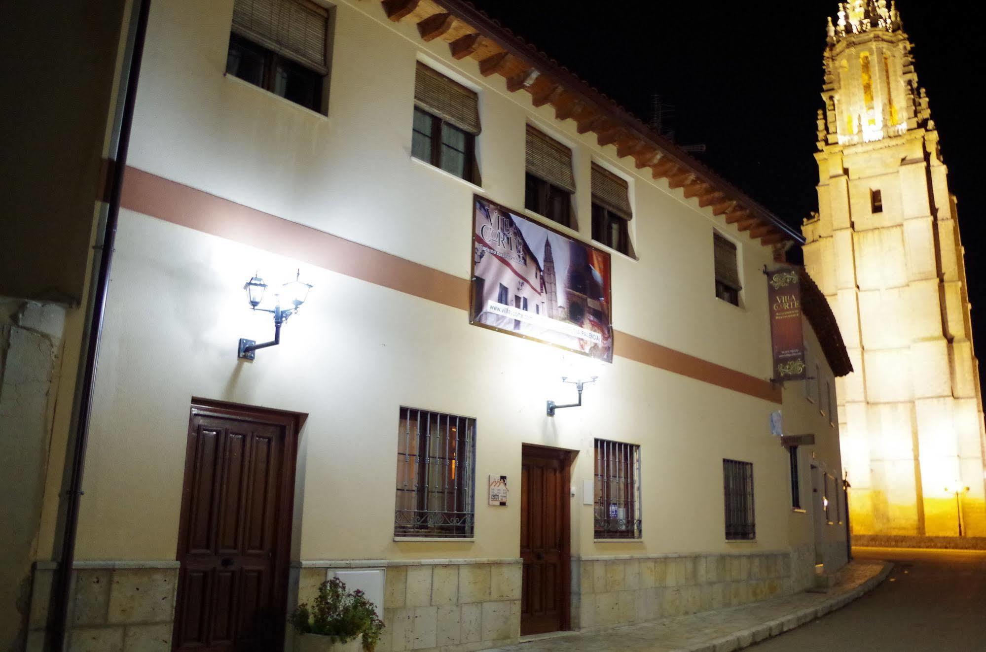 Apartamentos Turisticos Villa Y Corte Ampudia Екстер'єр фото