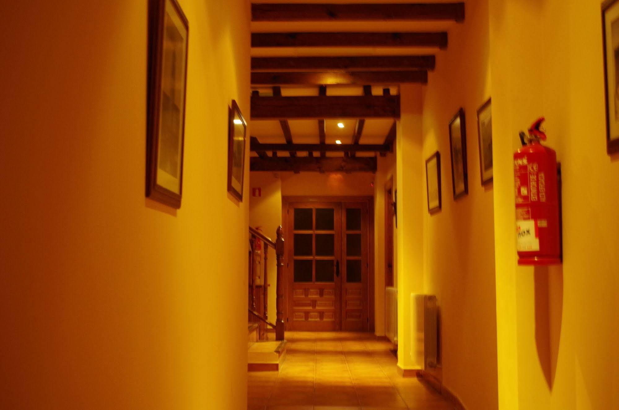 Apartamentos Turisticos Villa Y Corte Ampudia Екстер'єр фото