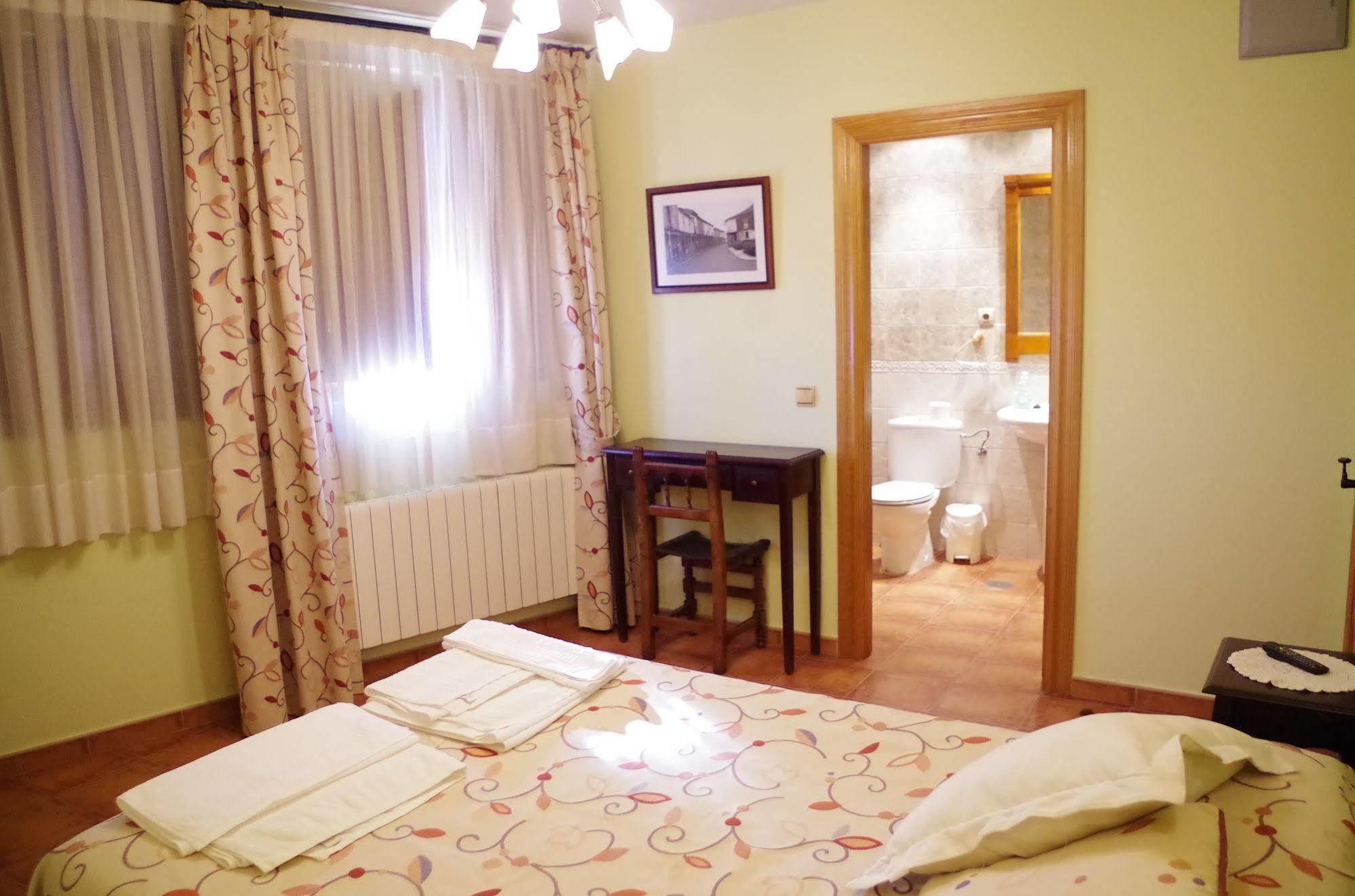 Apartamentos Turisticos Villa Y Corte Ampudia Екстер'єр фото