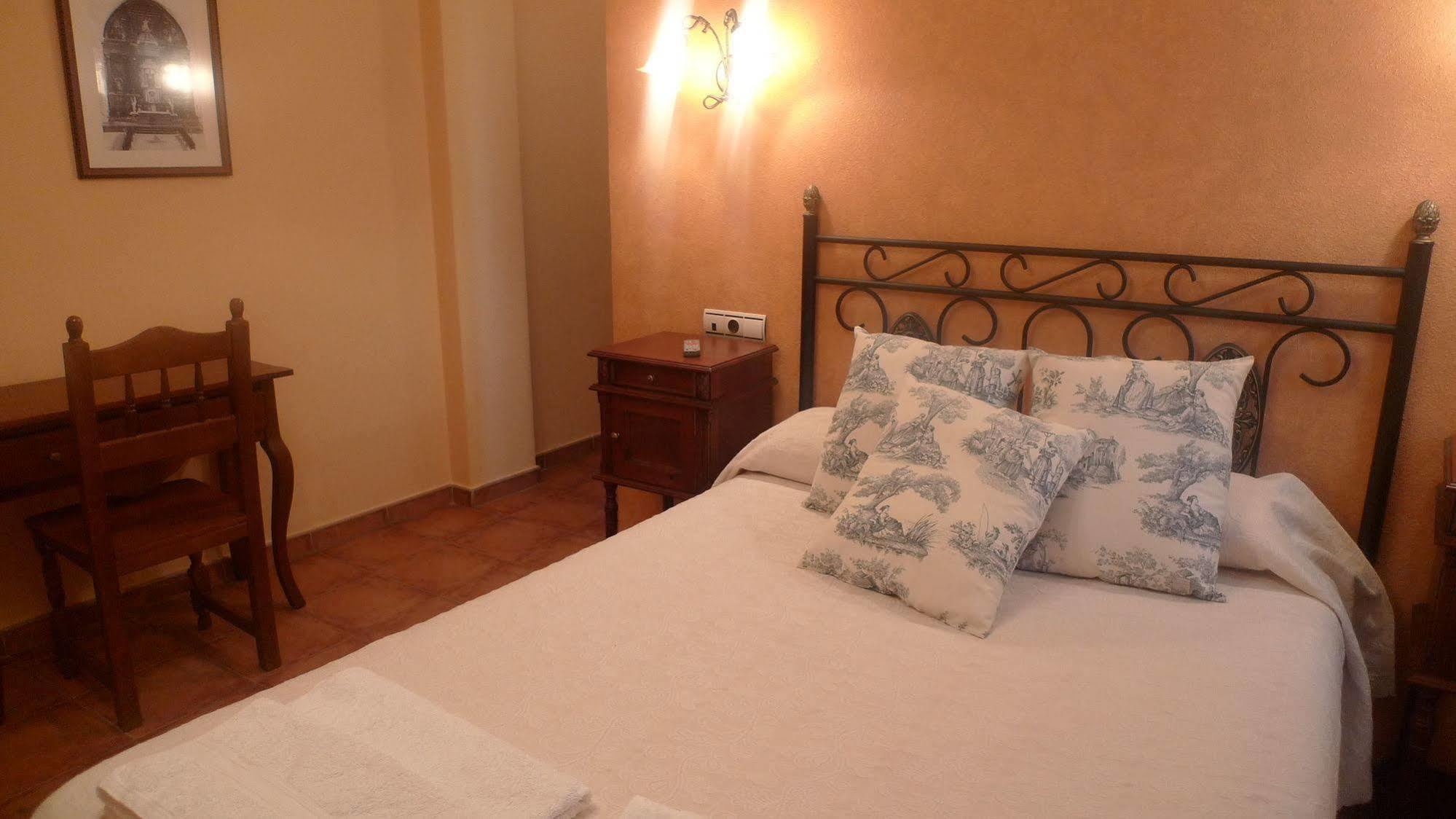 Apartamentos Turisticos Villa Y Corte Ampudia Екстер'єр фото