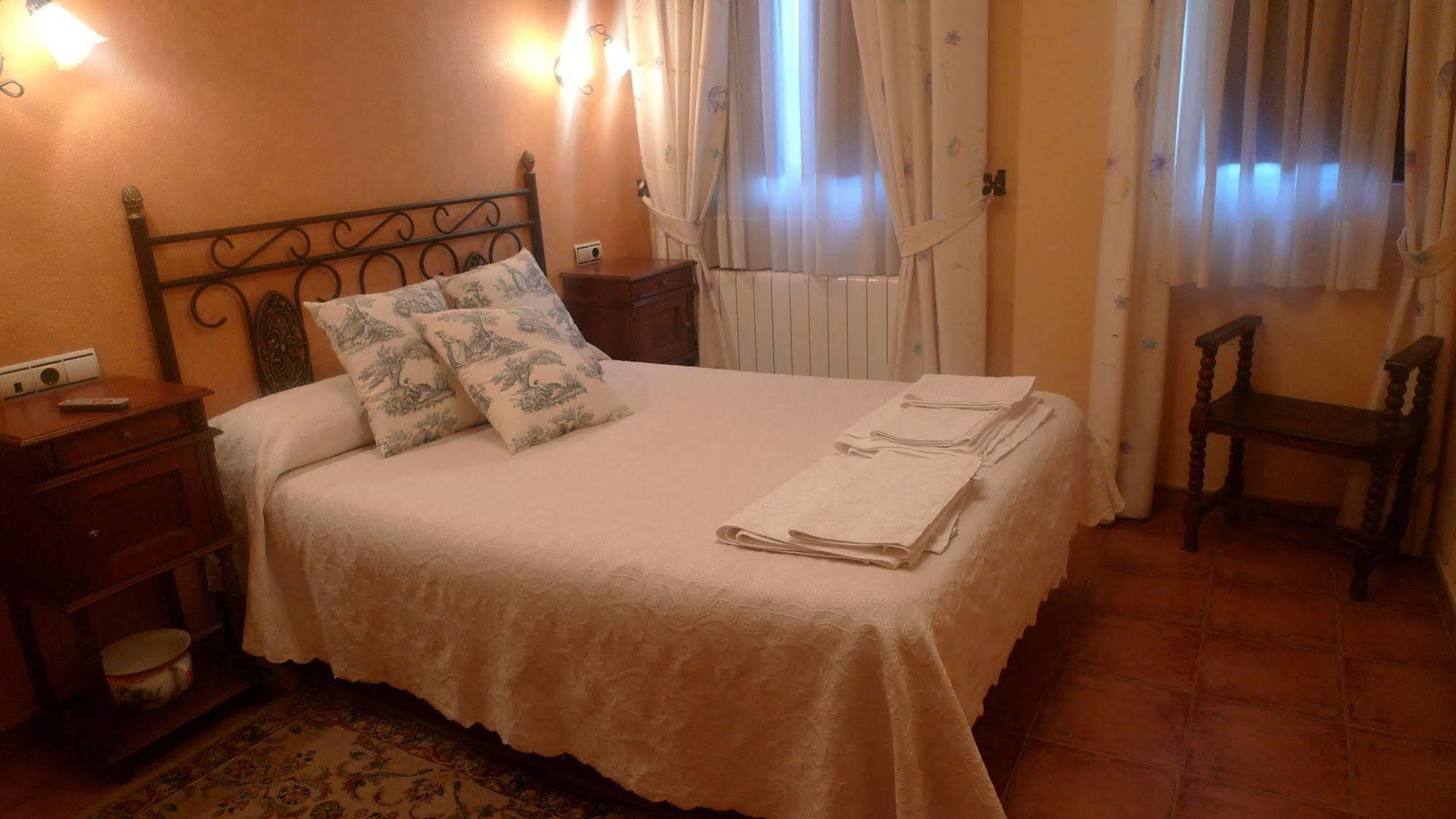 Apartamentos Turisticos Villa Y Corte Ampudia Екстер'єр фото