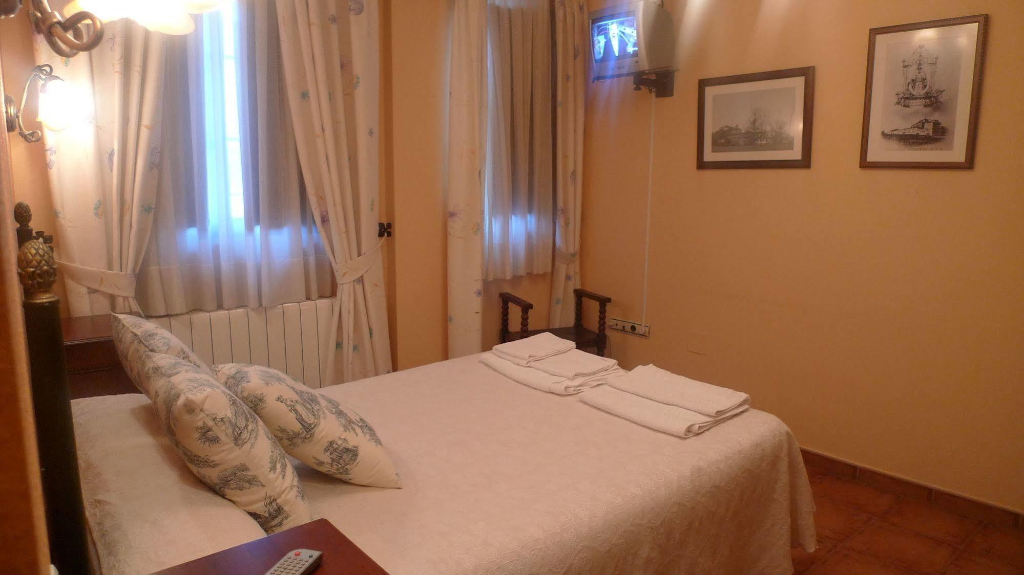 Apartamentos Turisticos Villa Y Corte Ampudia Екстер'єр фото