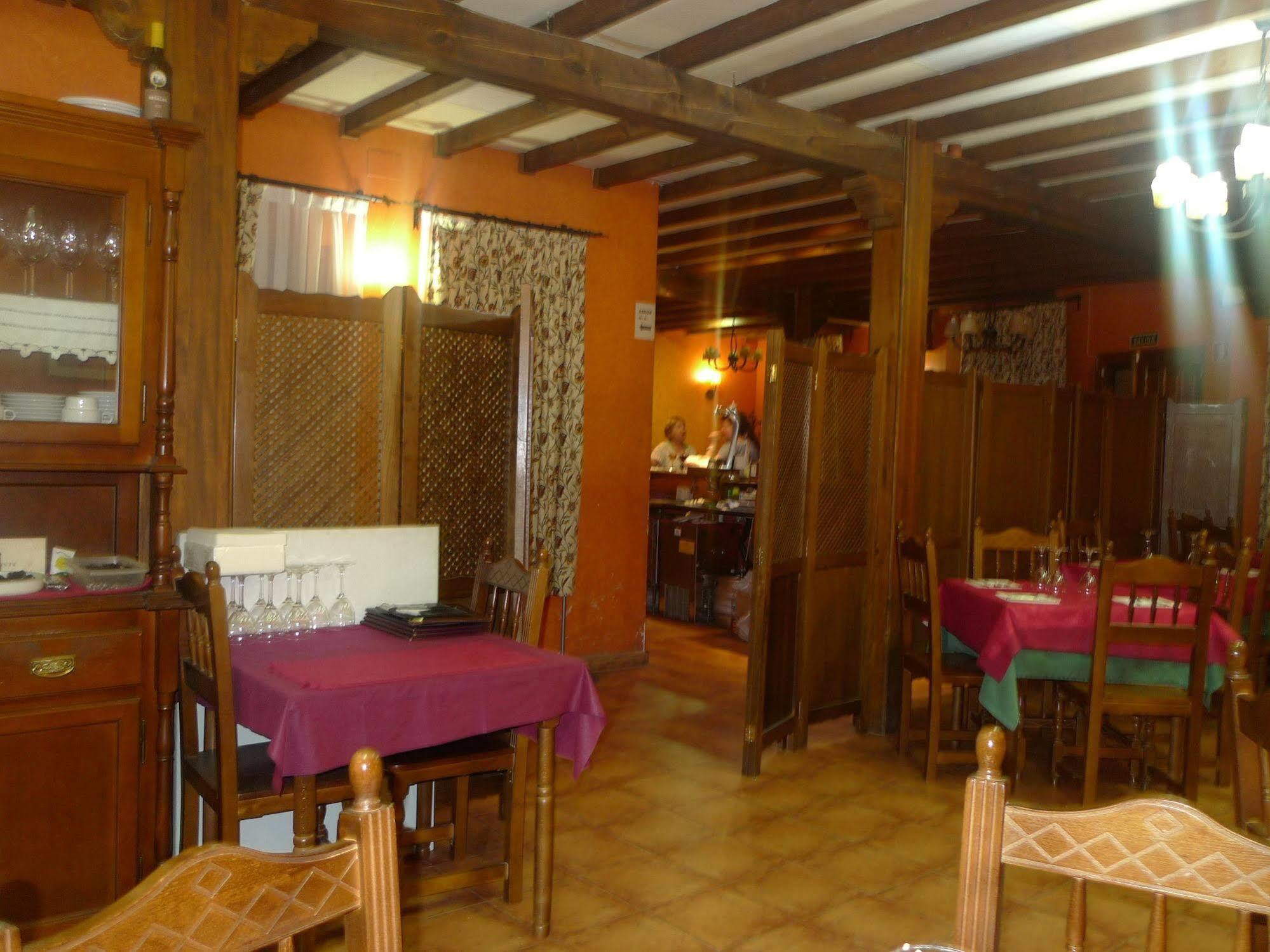 Apartamentos Turisticos Villa Y Corte Ampudia Екстер'єр фото