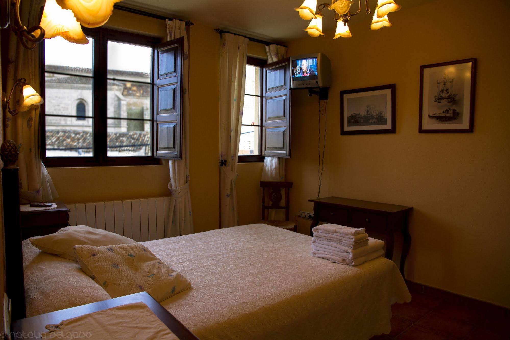 Apartamentos Turisticos Villa Y Corte Ampudia Екстер'єр фото