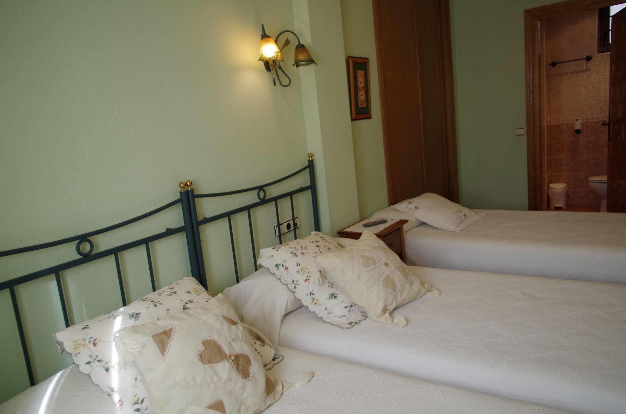 Apartamentos Turisticos Villa Y Corte Ampudia Екстер'єр фото