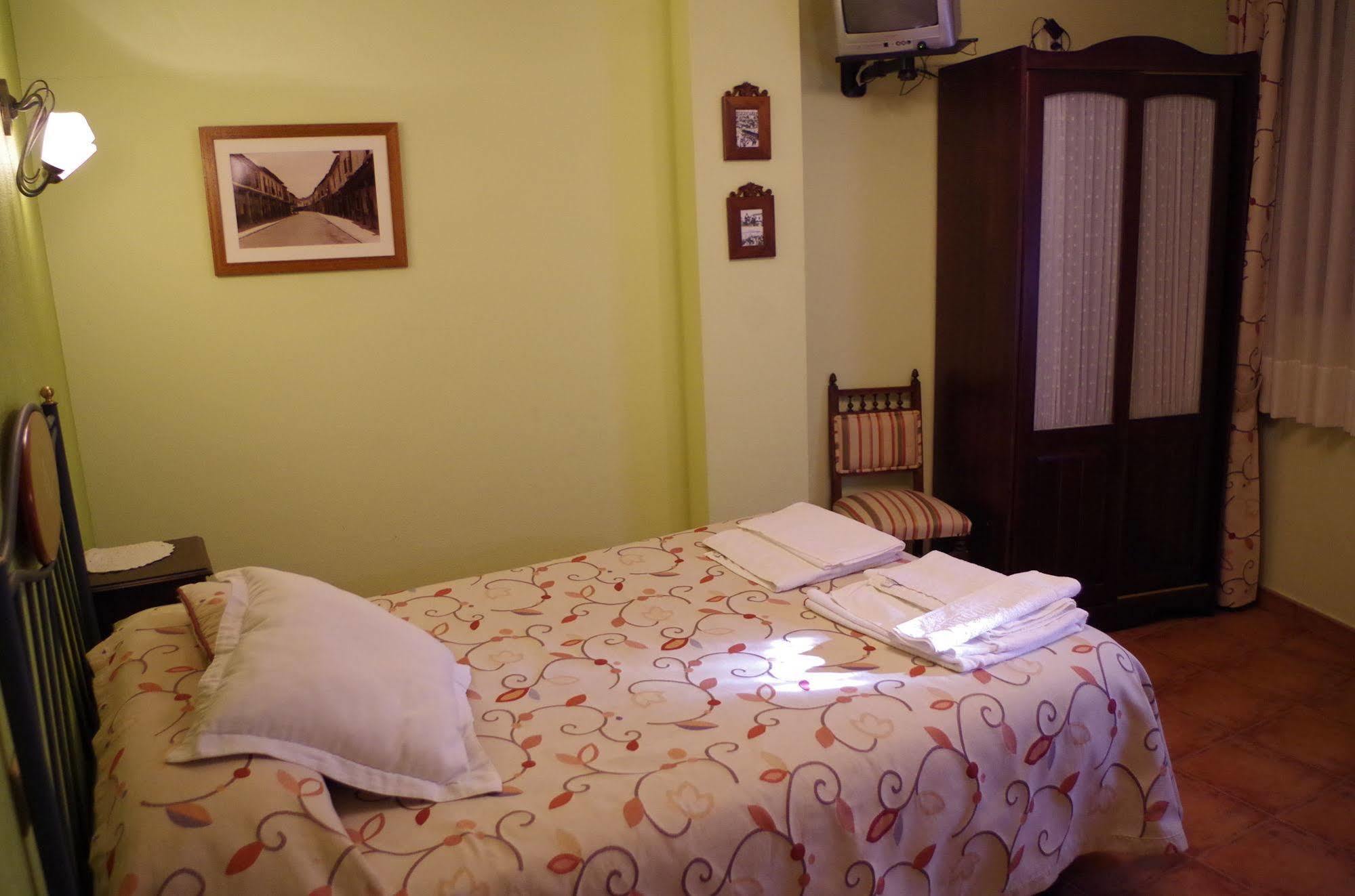 Apartamentos Turisticos Villa Y Corte Ampudia Екстер'єр фото