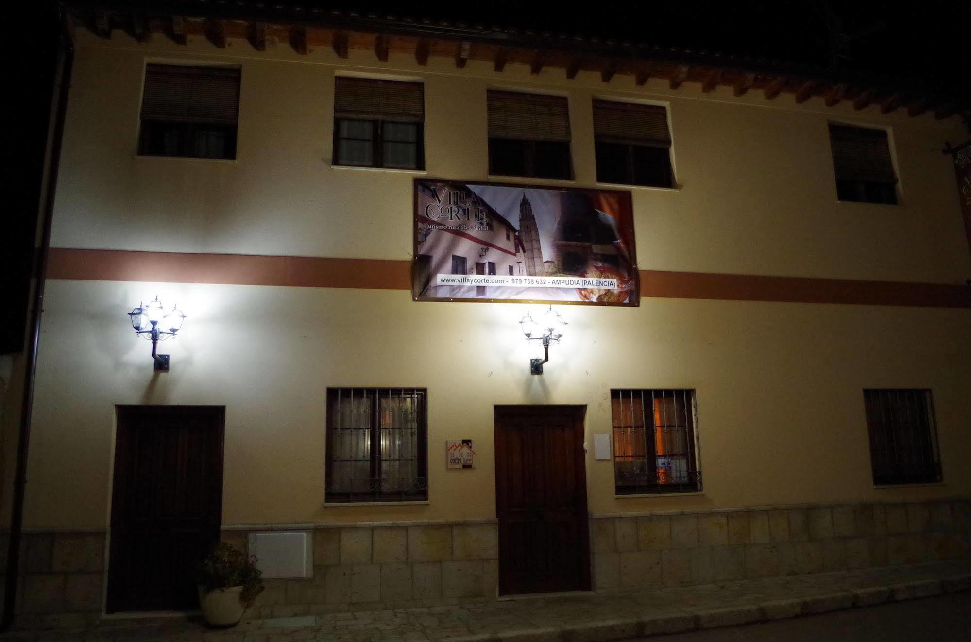 Apartamentos Turisticos Villa Y Corte Ampudia Екстер'єр фото