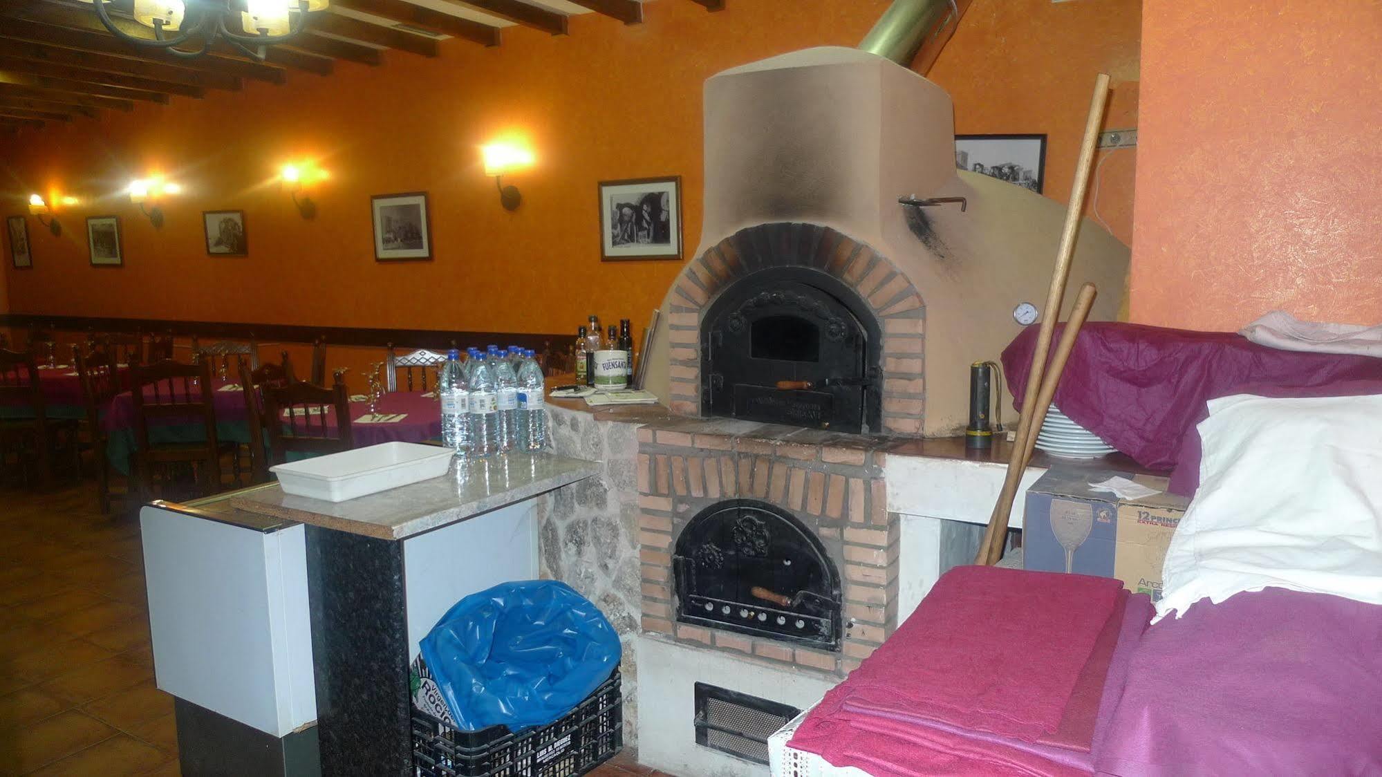 Apartamentos Turisticos Villa Y Corte Ampudia Екстер'єр фото